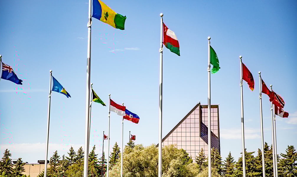 Plusieurs drapeaux hissés devant la Monnaie de Winnipeg. Plusieurs drapeaux hissés devant la Monnaie de Winnipeg.