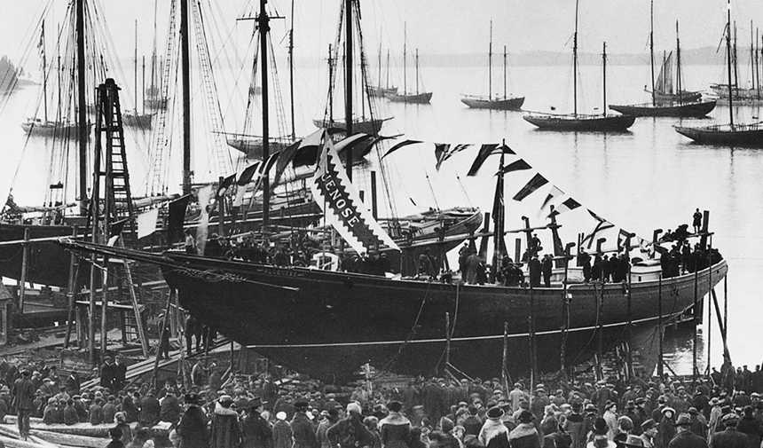 L’inauguration du Bluenose le 26 mars 1921, à Lunenburg (Nouvelle-Écosse) devant une foule en liesse.